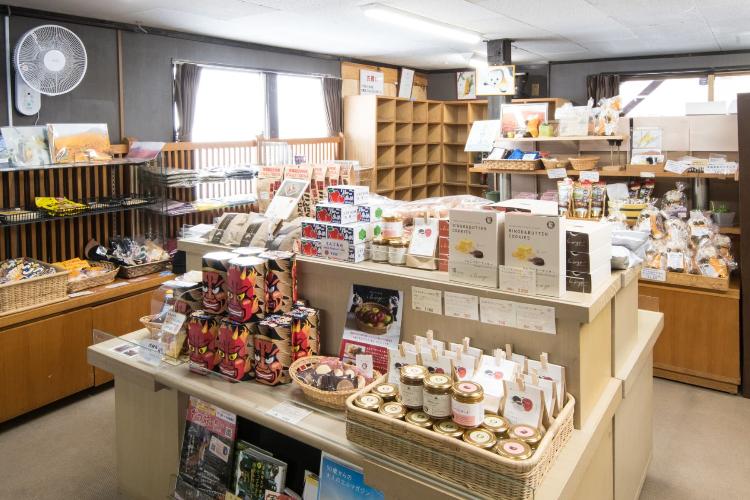 【館内/共有スペース】品揃え豊富な売店コーナー。ここでしか出会えない逸品が見つかるかもしれません。