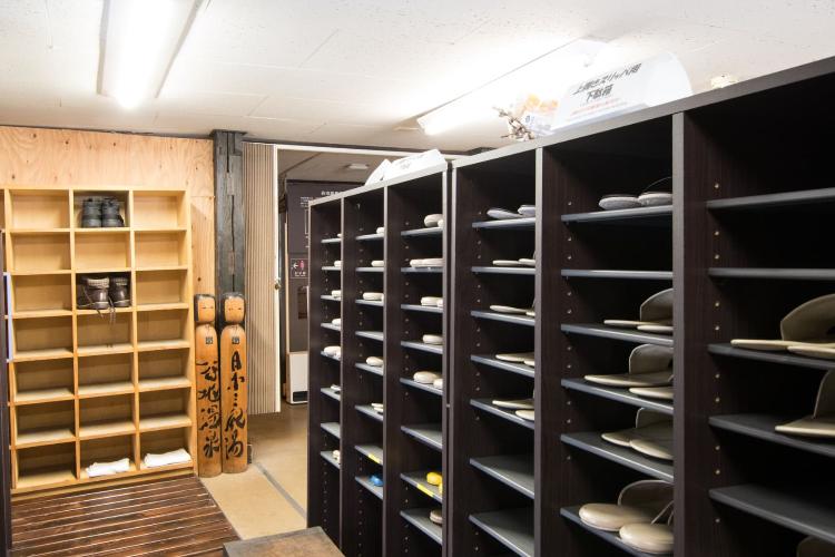 【館内/共有スペース】整理整頓された下駄箱。湯巡りや散策へ、お好きな履き物で軽やかにお出かけください。