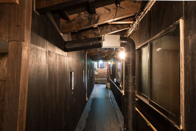 【館内/共有スペース】趣ある木造の廊下。一歩進むごとに、日常を忘れさせてくれる静寂に包まれます。