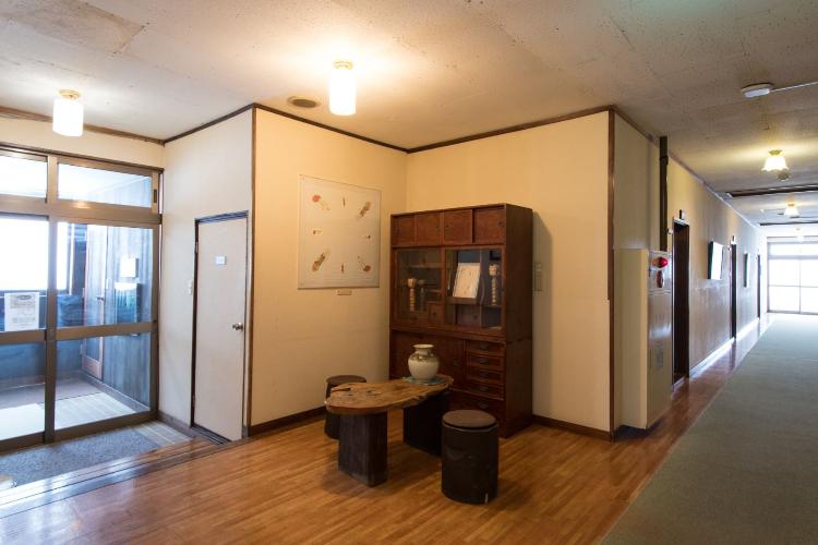 【館内/共有スペース】風情ある調度品が並ぶ休憩スペース。湯上がりに心地よいひとときをお過ごしください。