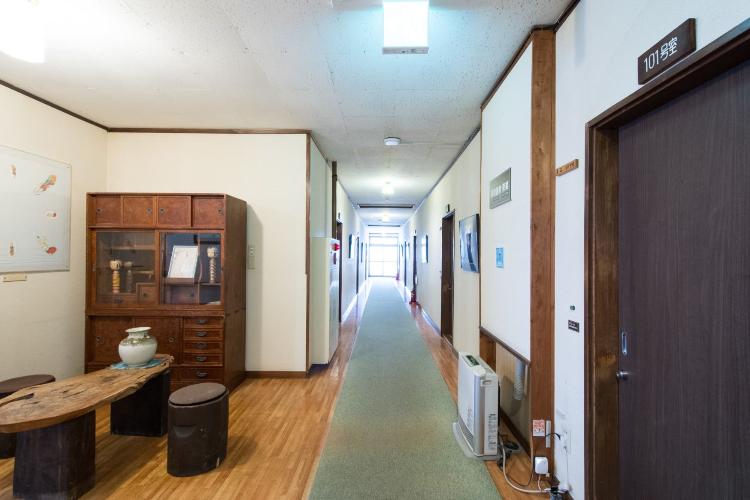 【館内/共有スペース】木の温もりを感じるアンティークな調度品。湯上がりのひとときを静かにお愉しみください。