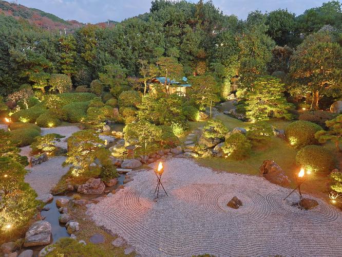 「曲水の庭」は砂紋や松、滝、茶屋、神社を有し、趣のある回遊式日本庭園です