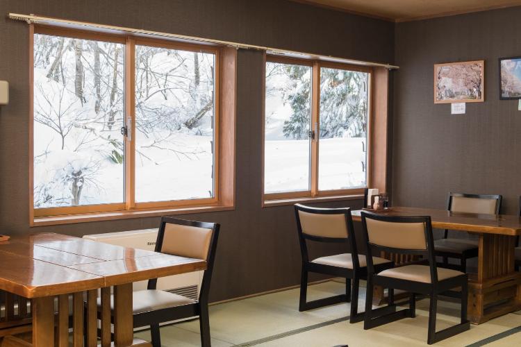 【食事処/ぶなしずく】雪景色を眺めながら愉しむお食事。四季折々の表情が、料理の味をより一層引き立てます。