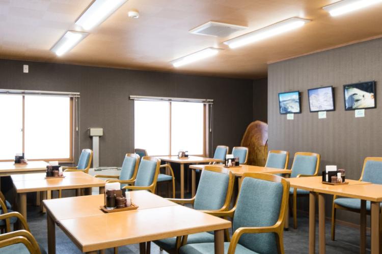 【食事処/ぶなしずく】落ち着いた照明が灯る夕食会場。地元の旬の食材を活かした自慢の料理をご堪能ください。