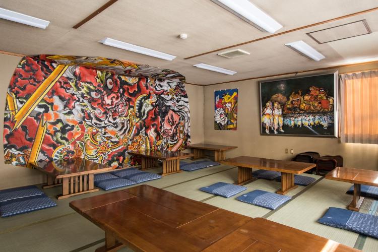 【食事処/ぶなしずく】迫力ある壁画が目を引く小上がり席。地域の文化を感じながら、特別な宴の時間を。