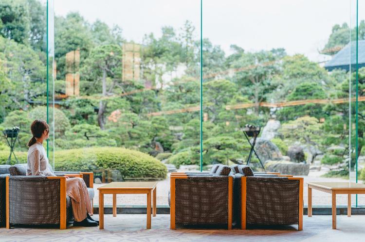 自慢の日本庭園を眺めることができる「ラウンジ土笛」夜はかがり火が焚かれ幻想的な雰囲気に