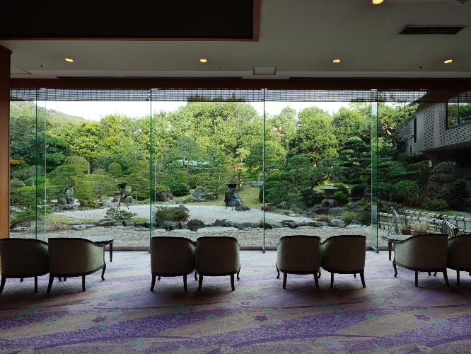 エントランスラウンジ「草笛」自慢の日本庭園がお客様をお出迎えします。