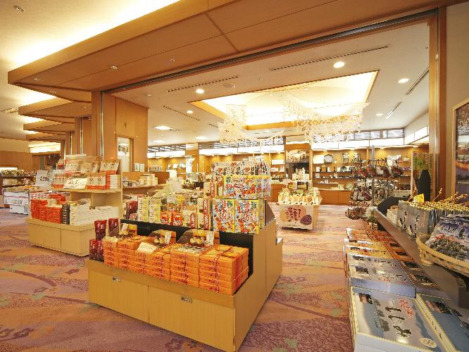 売店「万葉」ここでしか買えないお土産も満載