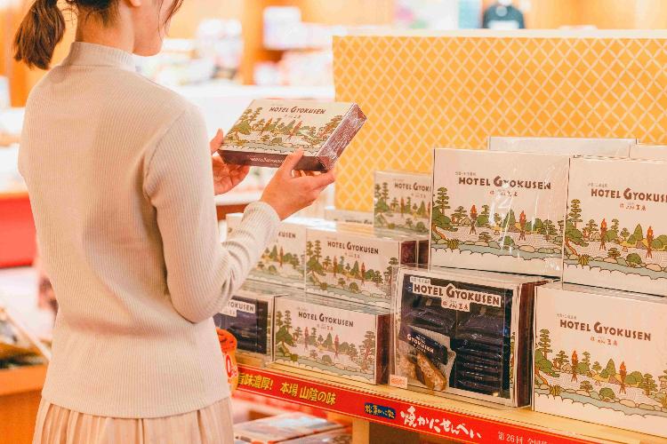 売店「万葉」玉泉オリジナル菓子も好評販売中