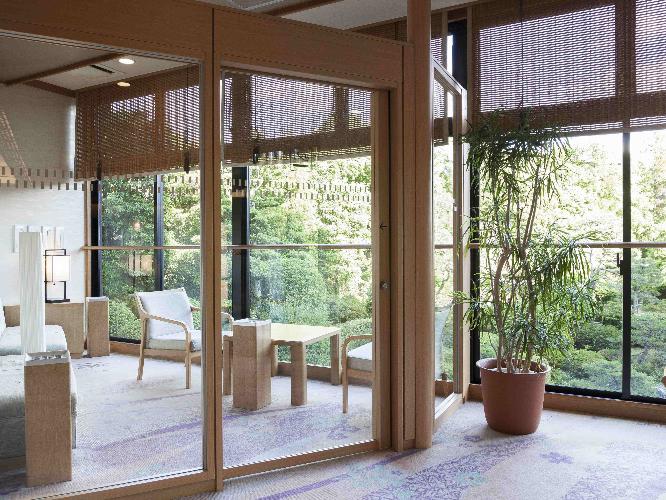 2階喫煙所（屋内）は日本庭園を眺められます