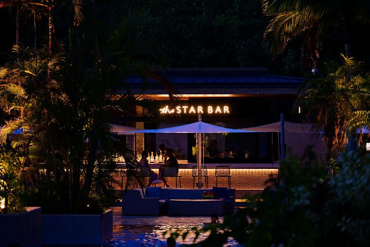 【THE STAR BAR】ライトアップされ輝くプールを目の前に大人のリゾート空間
