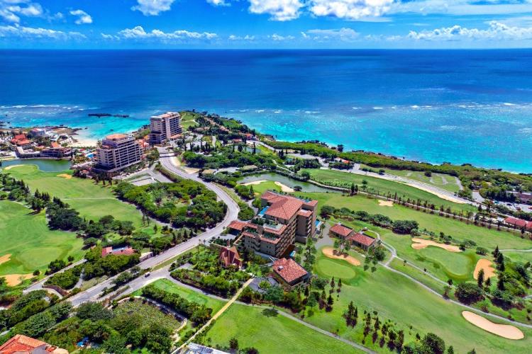 【ホテル外観】丘の上からリゾート全体を見渡す好立地。