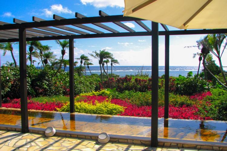 【シギラ黄金温泉（リゾート内）/展望風呂】湯温42度前後の露天風呂。短い入浴でも爽快さを感じられます