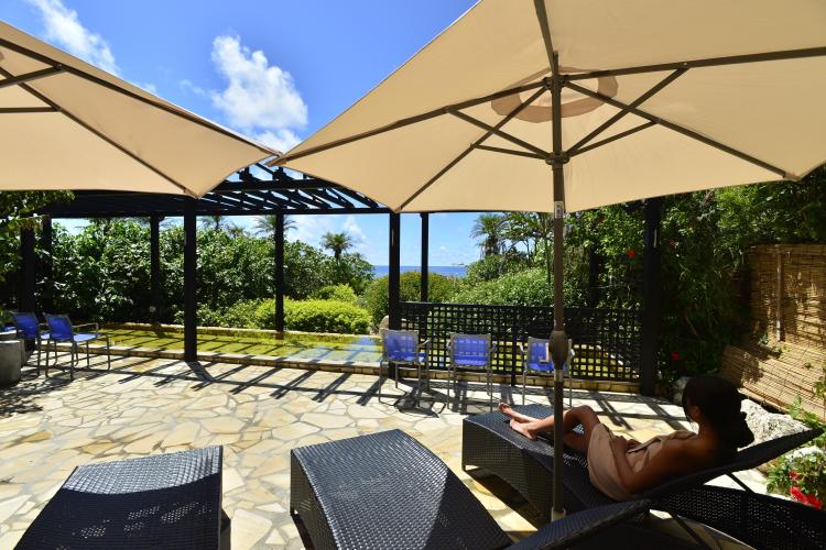 【シギラ黄金温泉（リゾート内）/展望風呂】湯温42度前後の露天風呂。短い入浴でも爽快さを感じられます