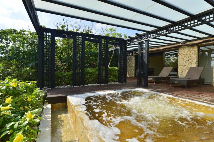 【シギラ黄金温泉（リゾート内）/プライベートルーム】専用露天風呂付部屋でプライベートな湯浴みを。