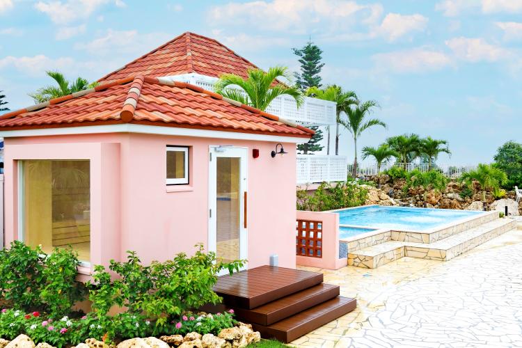 【ドライサウナ＆ブロワープール】「シギラガーデンプール」のプールサイドあり、1年中ご利用いただけます