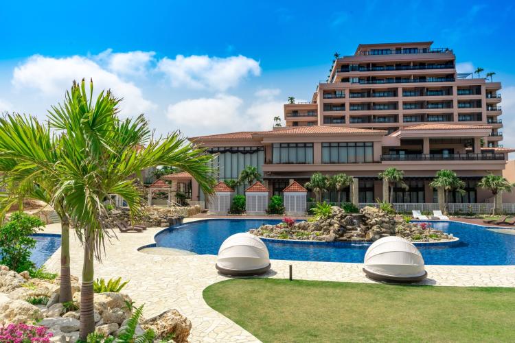 【シギラガーデンプール】オーバル状のゆったりとした大人用のメインプール