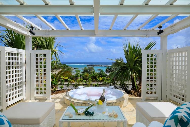 【プライベートカバナ（有料）】ラグジュアリーな南国の島時間を過ごすプライベートカバナ。