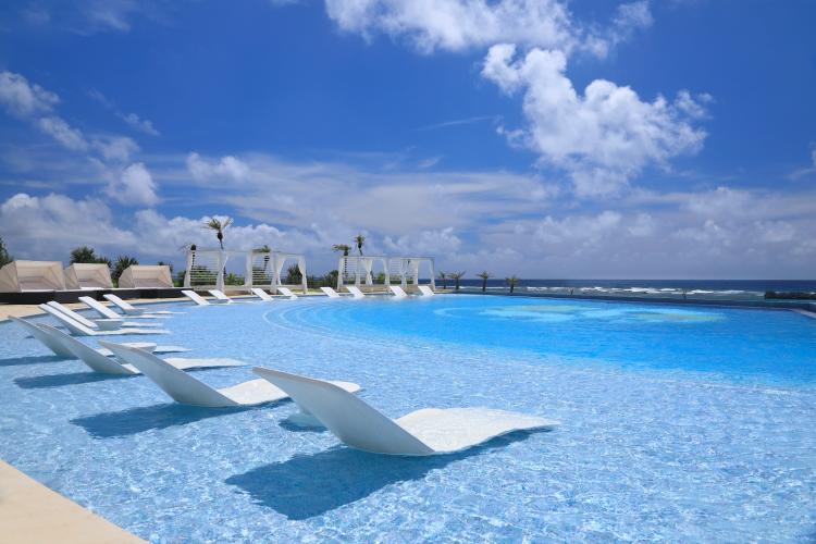 【シギラビーチサイドプール】メインプールは青い水平線に溶け込むような景観が特徴のインフィニティプール