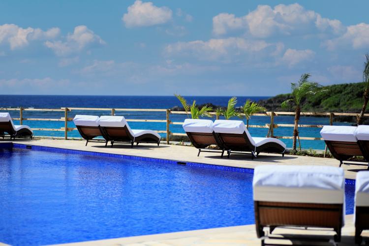 【シギラビーチサイドプール】シーサイドプールはシギラビーチのそばに位置する大人の為のプール。