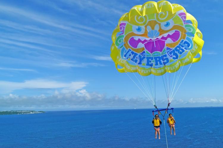 【パラセーリング】蒼い海と青い空、宮古フ?ルーを独り占めて?きる感動の空中散歩。