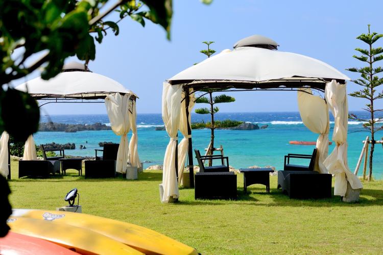 【シギラビーチ（リゾート内）】テント式のカバナは、一棟ずつ琉球石灰岩で区切られたプライベート空間。※3月〜11月の期間限定営業