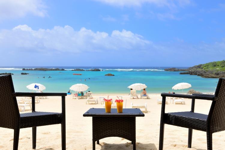 【シギラビーチ（リゾート内）】テント式のカバナで、のんびりとリゾート気分を満喫※3月〜11月の期間限定営業