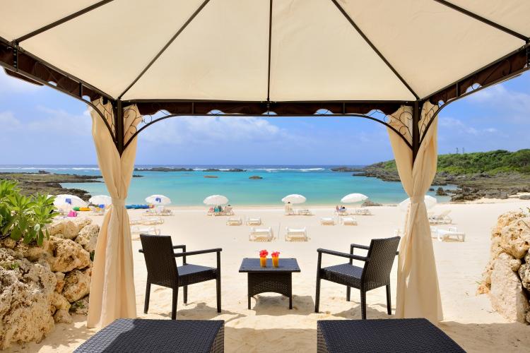 【シギラビーチ（リゾート内）】テント式のカバナは、一棟ずつ琉球石灰岩で区切られたプライベート空間。※3月〜11月の期間限定営業