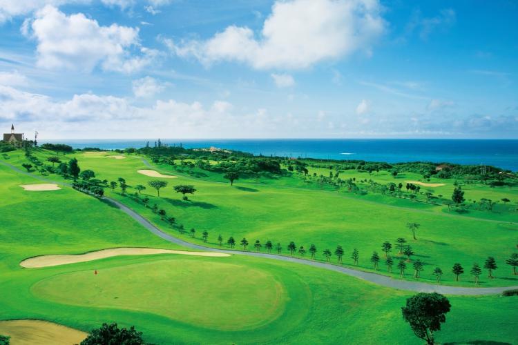 【シギラベイカントリークラブ（リゾート内）】日本で唯一、全てのホールから海が見えるリゾートコース。