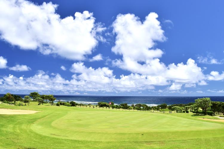 【シギラベイカントリークラブ（リゾート内）】自然のアンジュレーションを活かしたフェアウェイも魅力。