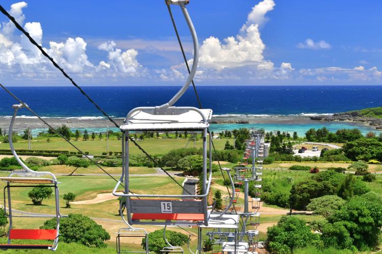 【ザ シギラリフト「オーシャンスカイ」】沖縄初のペアリフトで、全長283メートルの絶景空中散歩。