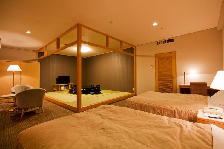 和洋室（夜イメージ）ベッド２つと畳のあるお部屋となります。グループ旅行におすすめ♪