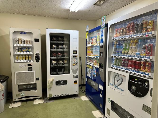 自動販売機や電子レンジもございます。