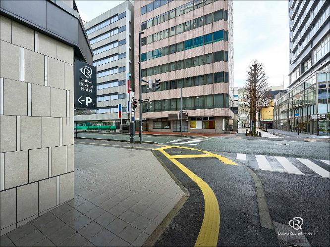 ホテル1階「セブンイレブン」前の信号を左折してください。