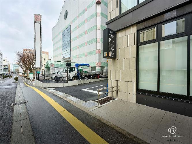 信号左折後、右側にホテル駐車場入口があります。