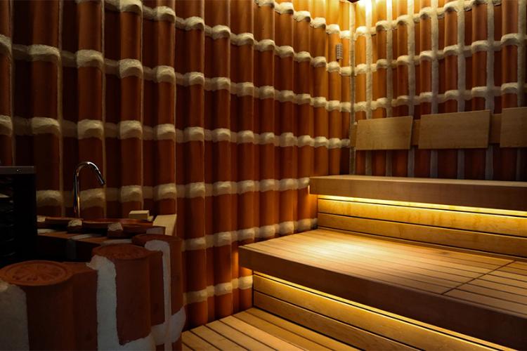 ”琉球”をコンセプトとしてリニューアル！日本初！琉球赤瓦を壁一面にしきつめたサウナ「赤がぁら」。西日本初上陸のEOS社製ストーブ【Saunadome II】を設置しており、セルフロウリュが可能です。