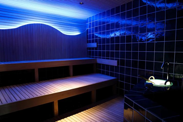 ”琉球”をコンセプトとしてリニューアル！日本初！沖縄の焼き物（やちむん）と海のイメージのサウナ「やちむん」。西日本初上陸のEOS社製ストーブ【Saunadome II】を設置しており、セルフロウリュが可能です。