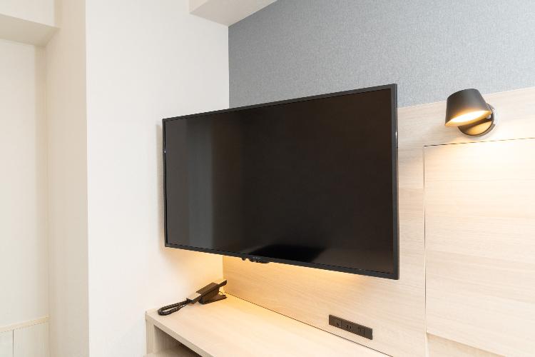 【42型テレビ】42型の大型液晶スマートテレビを採用しております。テレビ画面からモーニングコールの設定やランドリーのご利用状況を確認することができます。