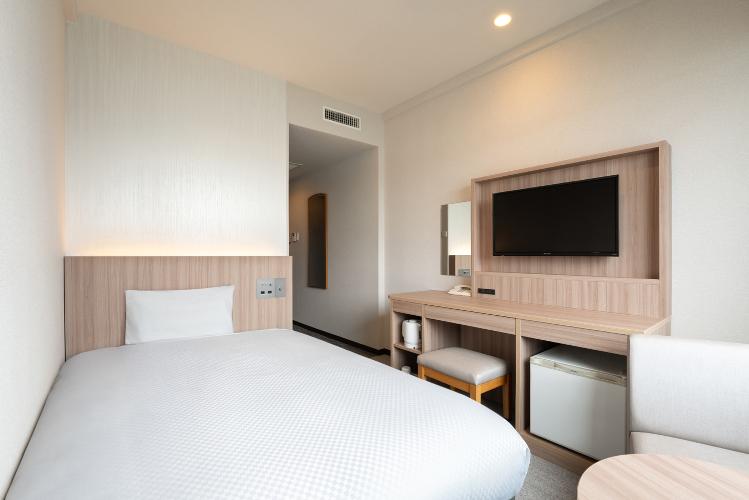 ベッドはセミダブルサイズを使用