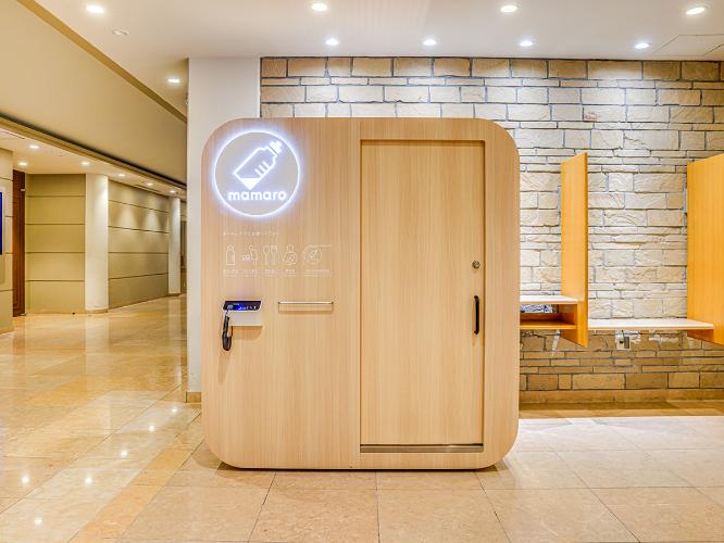 ベビーケアルーム「mamaro」は、バンケットホール七里ヶ浜 斜行エレベーター横にございます。