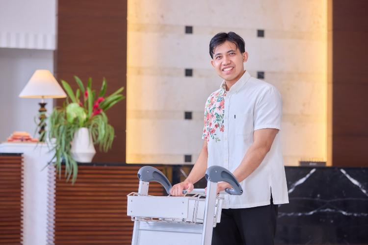 【フロント・ロビー】明るいエントランス、温かい笑顔でお迎えいたします。