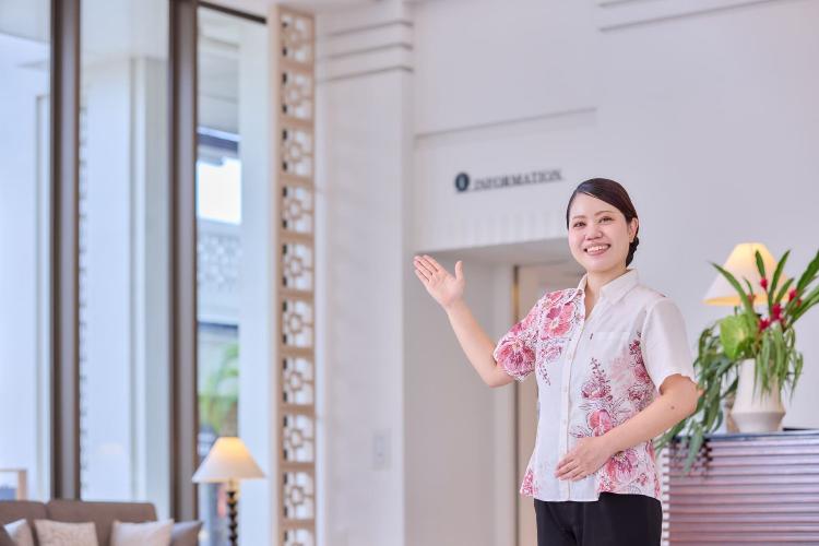 【フロント・ロビー】明るいエントランス、温かい笑顔でお迎えいたします。