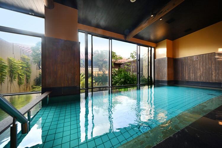 内湯　全身浴に適した41℃前後の内湯は保湿浸透性に優れたナノ水