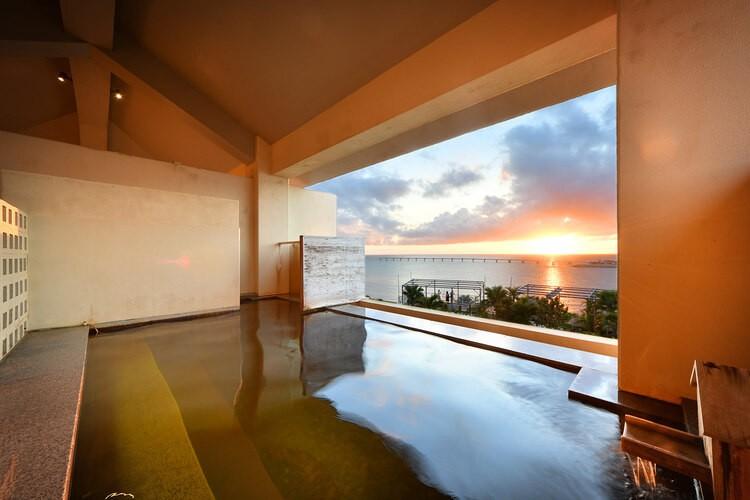 琉球温泉 龍神の湯の絶景