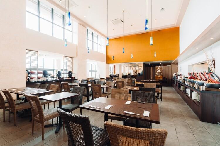 光が降り注ぐ オーシャンダイニング 風庭（かじなぁ）