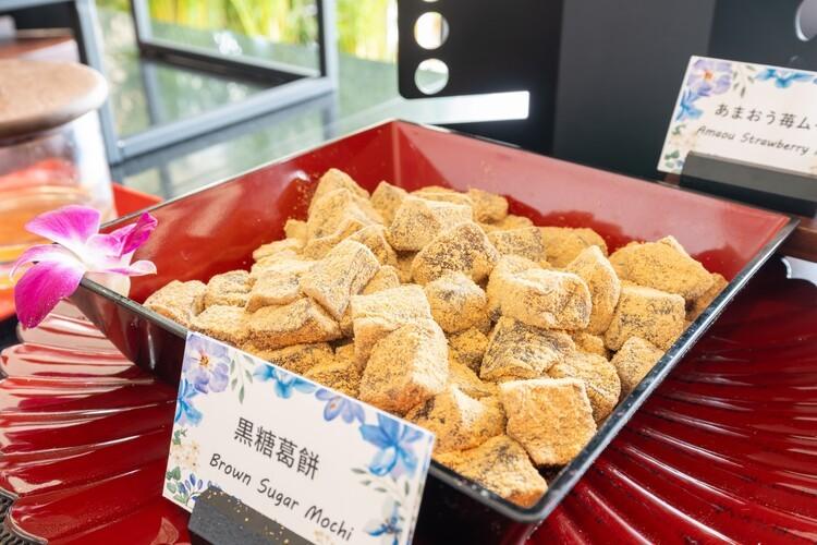 黒糖をふんだんに練り込んだ黒糖葛餅