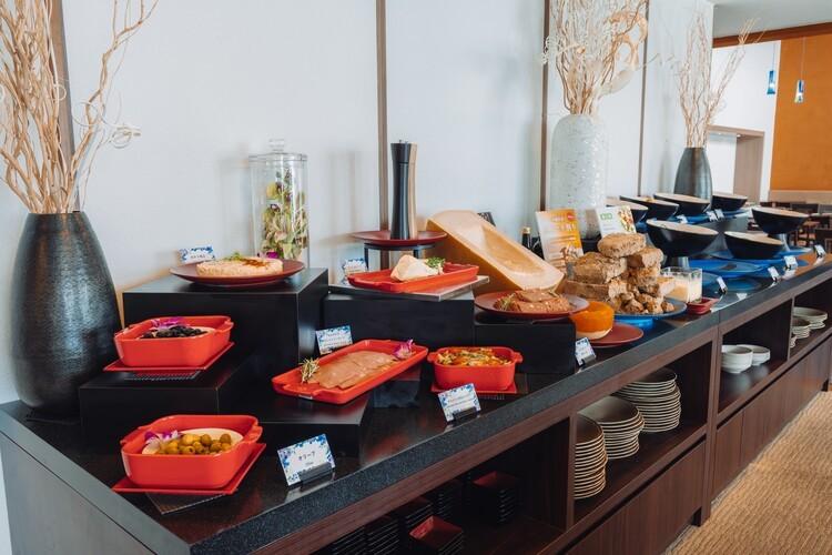 朝から贅沢！「瀬長アイランド」オードブル＆チーズコーナー