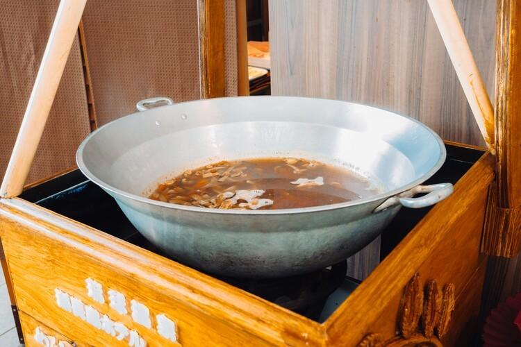 迫力満点！黄金に輝く「しんめい鍋」