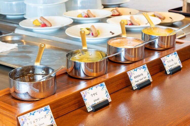 「あぐー豚」を飾る、繊細な調味料の数々