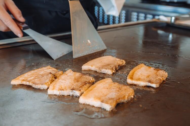 目の前で焼き上げる熱々の あぐー豚ステーキ